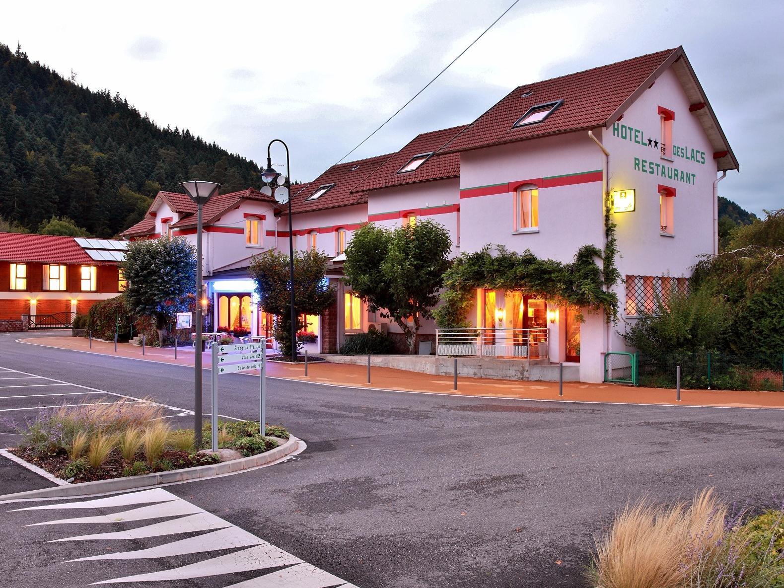 Logis Hotel & Restaurant Des Lacs Celles-sur-Plaine Exterior photo