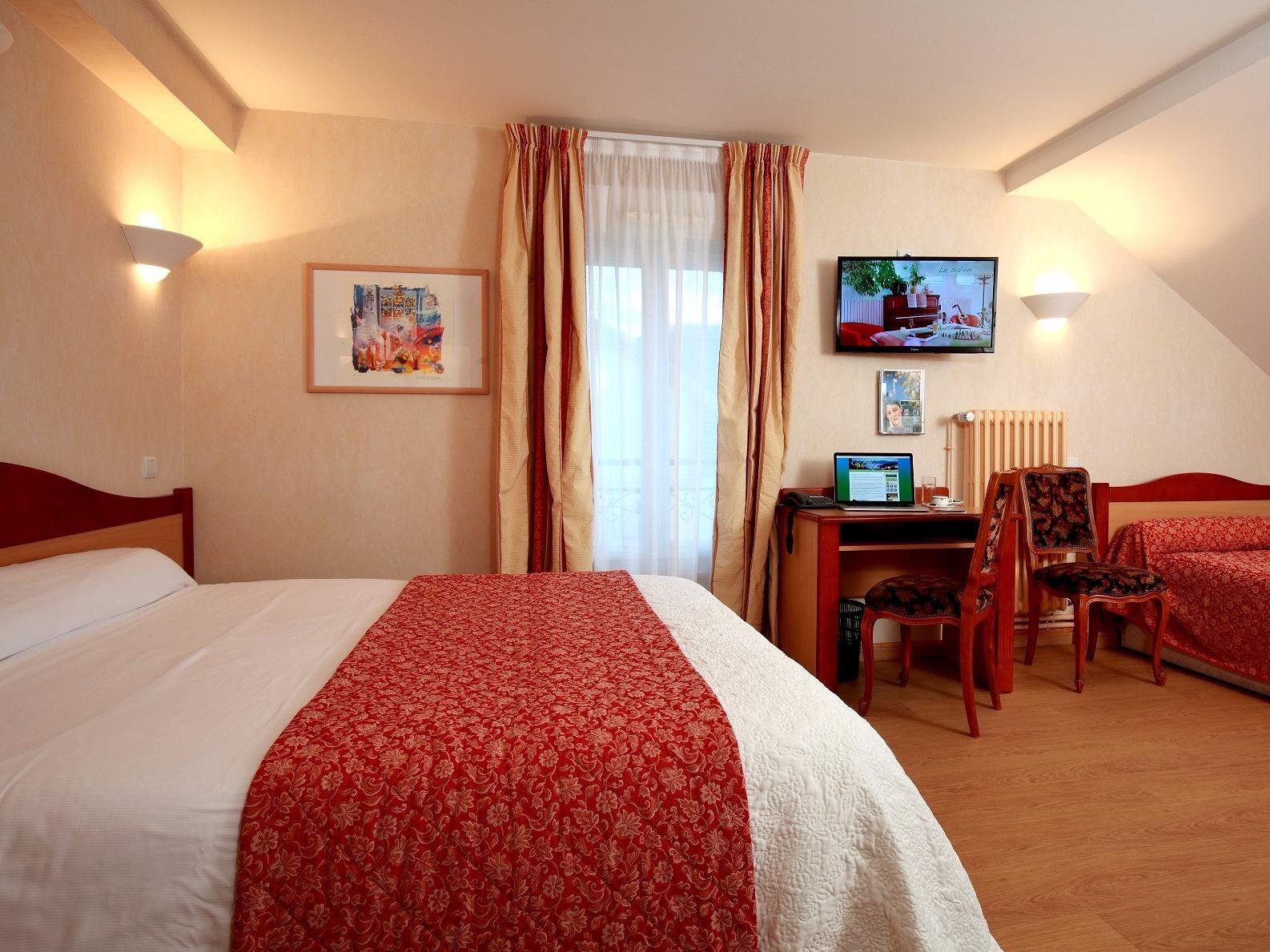 Logis Hotel & Restaurant Des Lacs Celles-sur-Plaine Exterior photo