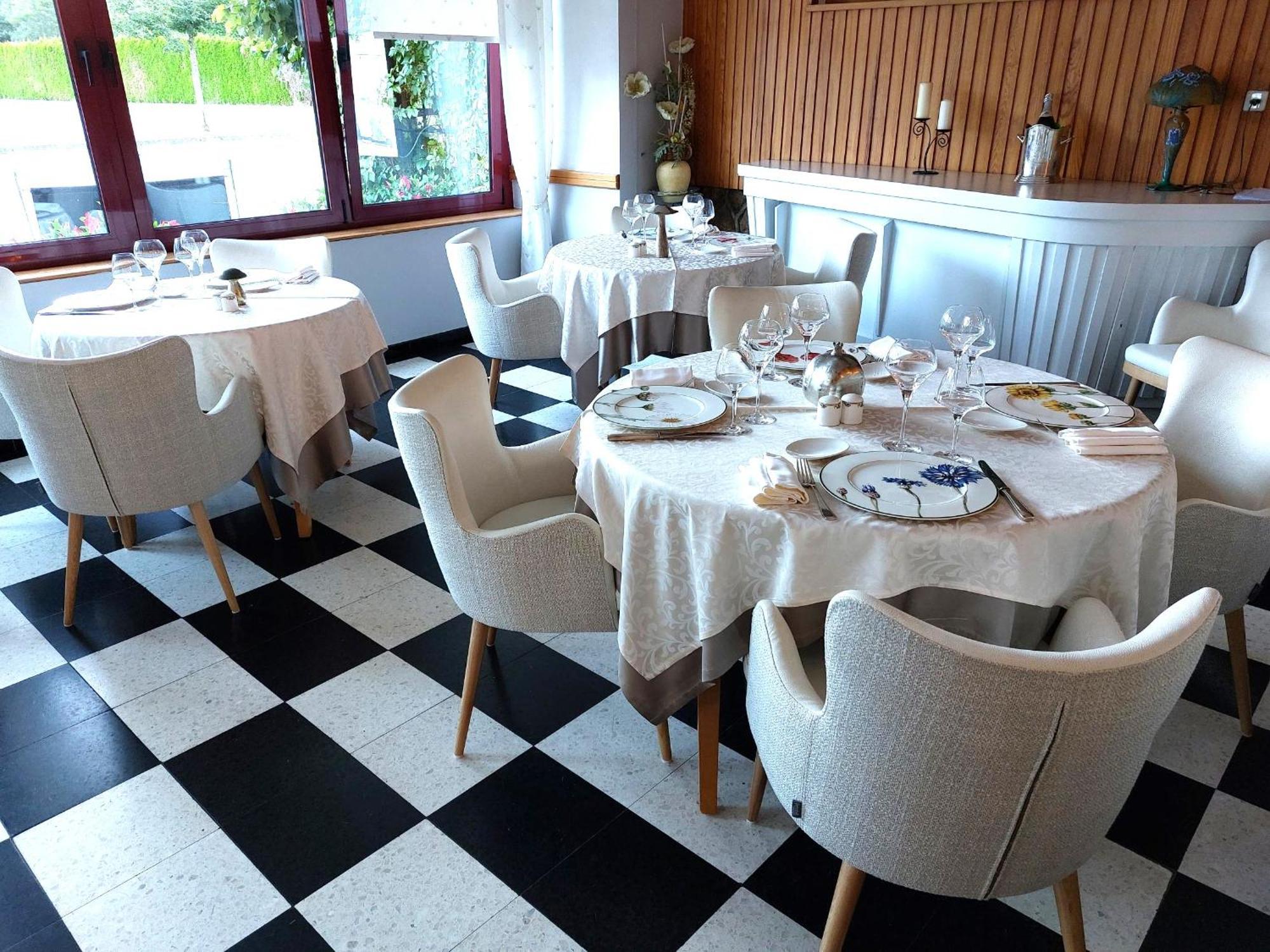 Logis Hotel & Restaurant Des Lacs Celles-sur-Plaine Exterior photo